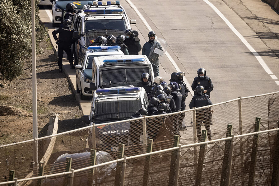 De Guardia Civil houdt controles aan de Spaanse zijde van de grens met Marokko.