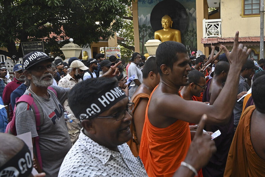 Demonstranten trekken in Sri Lanka de straat op tegen de aanstelling van
interim-president Ranil Wickremesinghe.