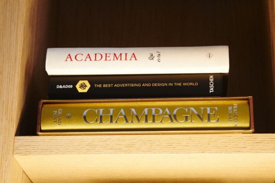 Bij Veuve Clicquot ligt het boek over marketing en design op het boek over
champagne en dat is geen toeval.