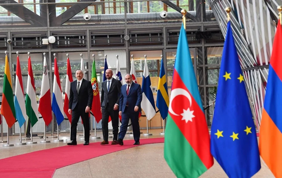 Charles Michel pakte in mei nog trots uit met EU-initiatieven voor vrede tussen
Armenië en Azerbeidzjan. De president van de Azeri en de premier van de Armenen
schudden in Brussel elkaar de hand.