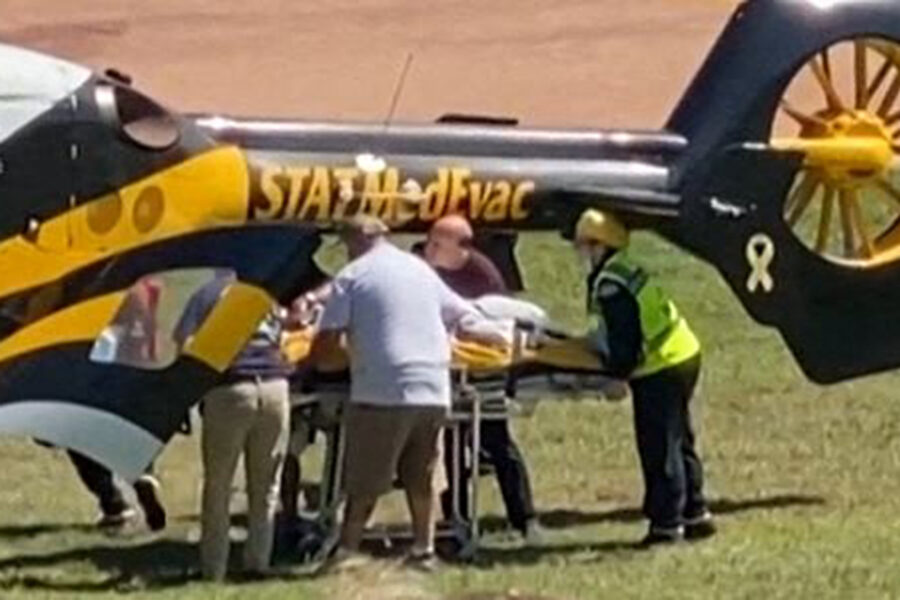 Salman Rushdie werd na de aanslag met een helikopter overgebracht naar het
ziekenhuis.