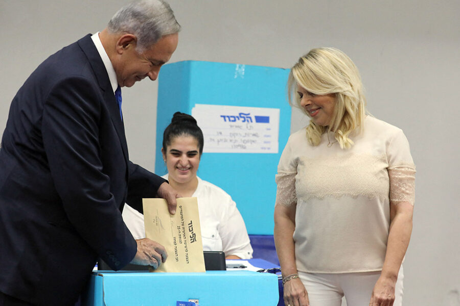 Benjamin Netanyahu aan de stembus met zijn echtgenote Sara.