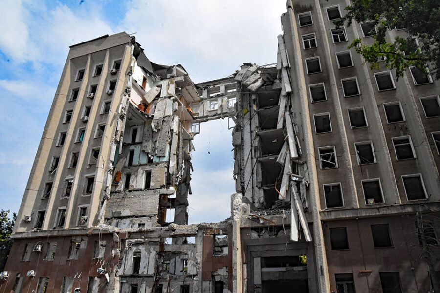 In dit vernielde gebouw vielen 37 doden bij een Russische luchtaanval.