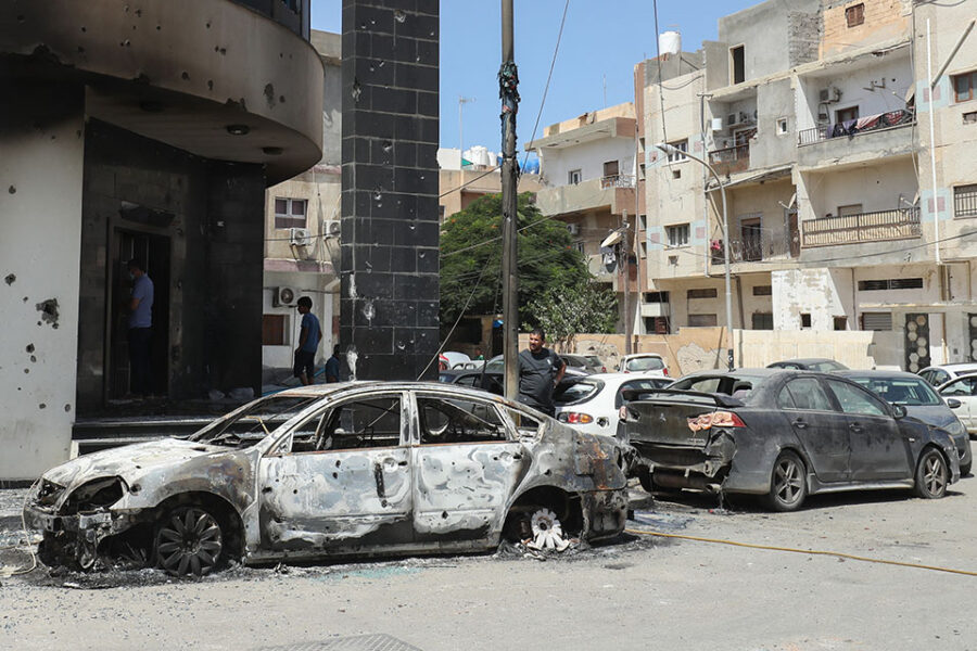 Vernielde auto’s na de gevechten in Tripoli.