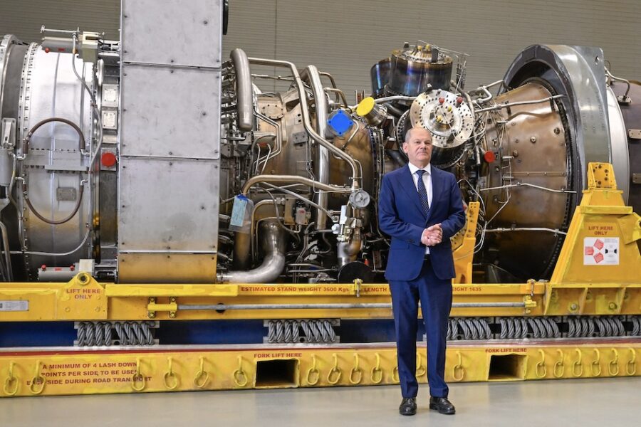 Duitse kanselier Olaf Scholz poseert bij gasturbine van Nordstream 1 in een
fabriek van Siemens.