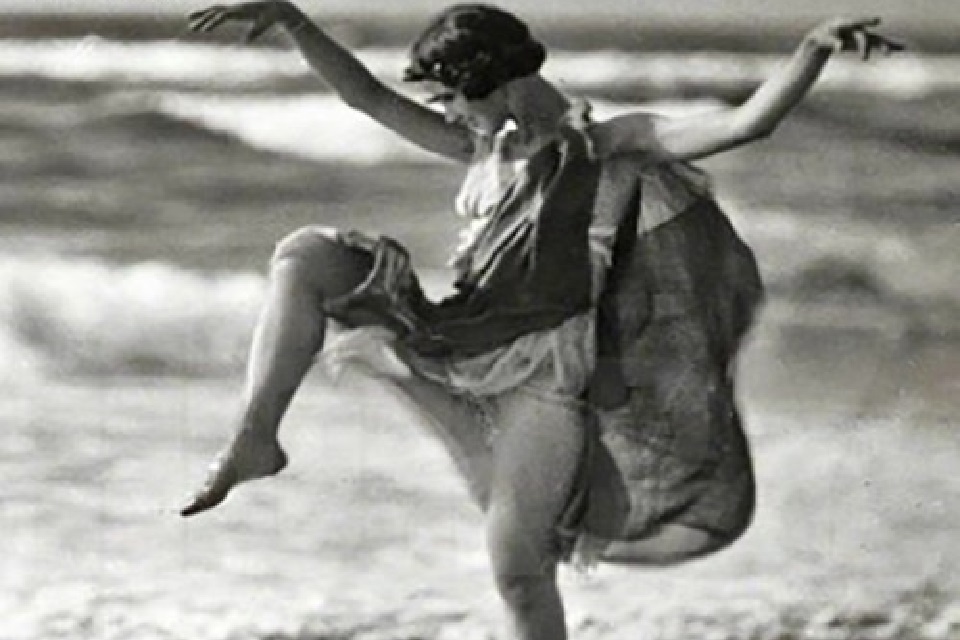14 September.  Baru Tiba: Penari Superstar Isadora Duncan Telah Meninggal