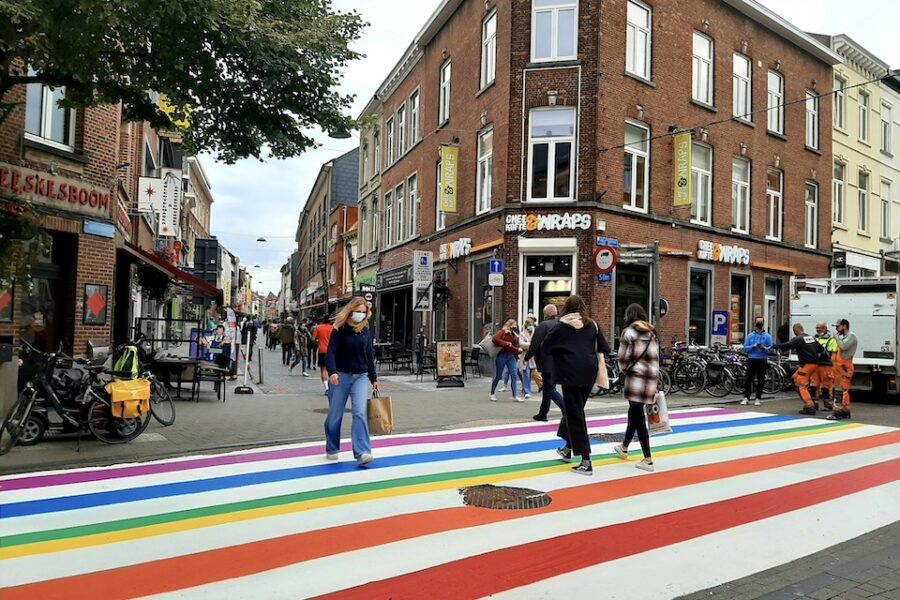 Een regenboogvoetpad is niet genoeg voor de Stad Leuven. De genderideologie moet
nòg zichtbaarder.