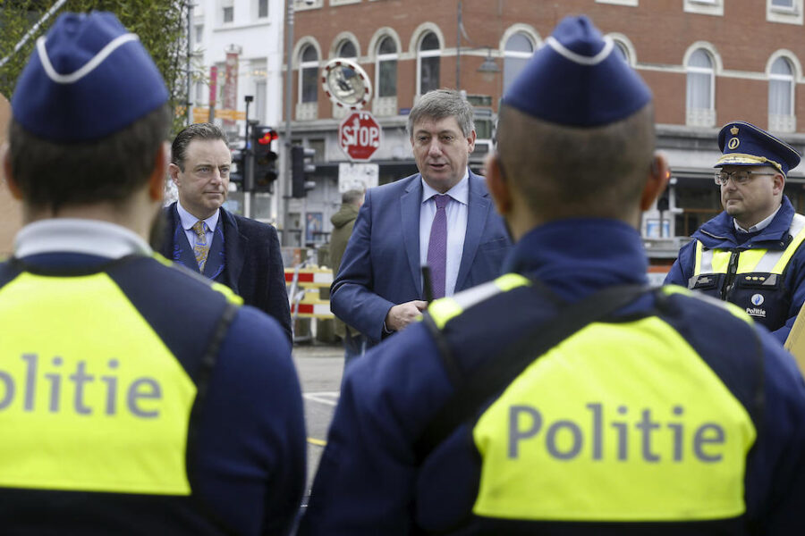 Bart de Wever en Jan Jambon staan letterlijk en figuurlijk tegenover de politie
in het Minerva dossier.