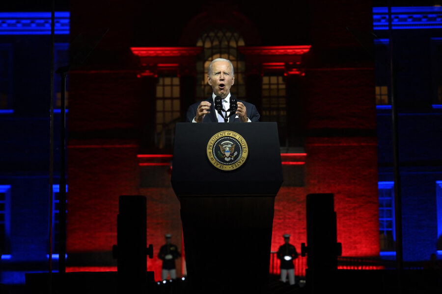 Joe Biden tijdens zijn 1 september speech in Philadelphia. Decor en retoriek
passen in zijn zogenaamde ‘project fear’.