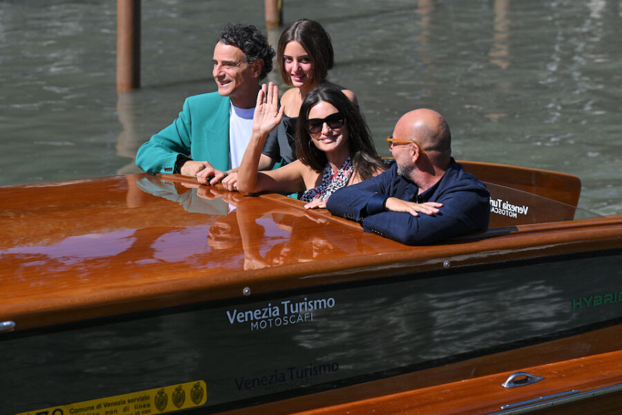 Regisseur Emanuele Crialese, Penelope Cruz, Luana Giuliani en Vincenzo Amato
komen aan bij het filmvfestival in Venetië.