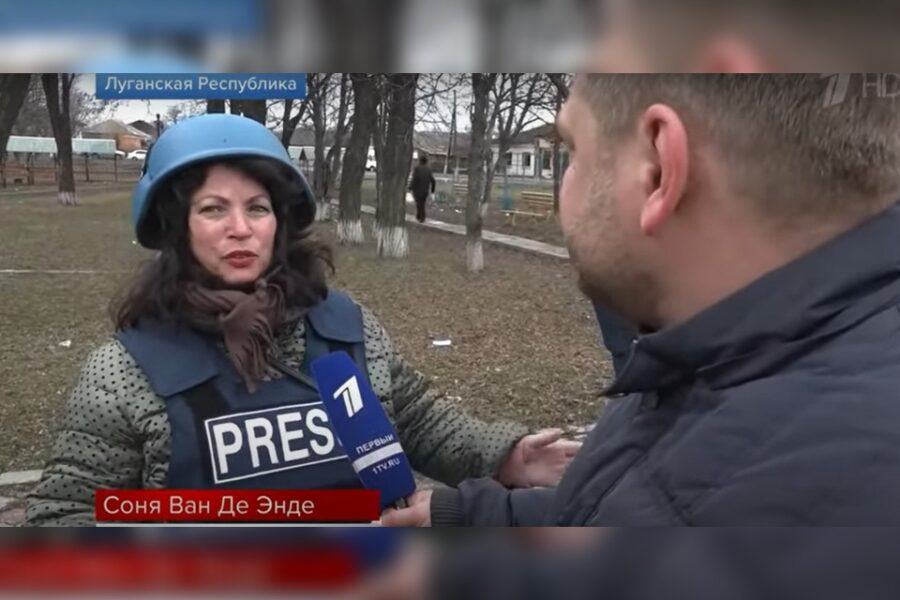 Complotdenkster en ‘journaliste’ Sonja van den Ende reist mee met het Russische
leger door Oekraïne.