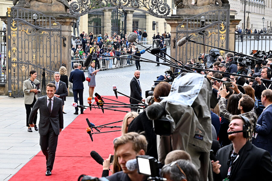 De Franse president Macron komt op de top in Praag aan.