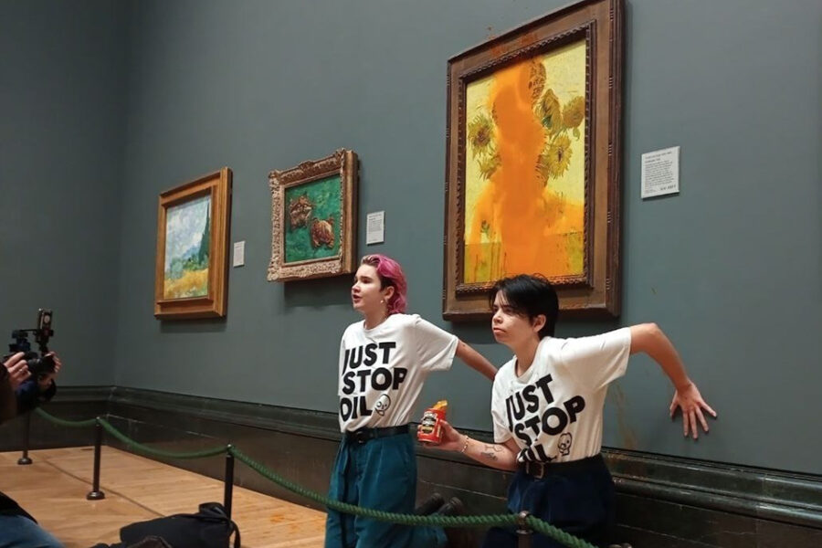 Milieuactivisten gooiden een blik tomatensoep over een schilderij van Vincent
van Gogh.