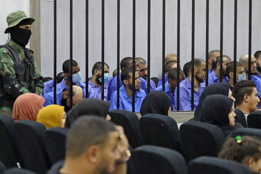 Een groep IS-strijders wachtend op hun proces in het Libische Misrata.