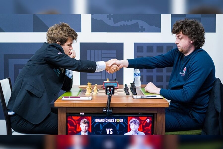 Magnus Carlsen (links) en Hans Niemann (rechts)