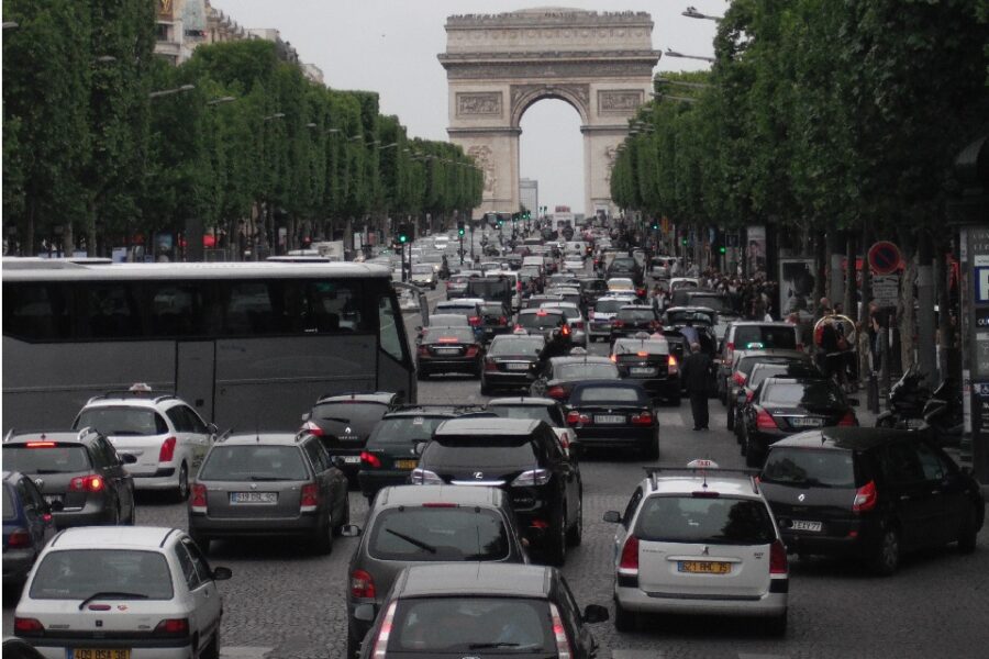 De Avenue des Champs-Élysées in Parijs.