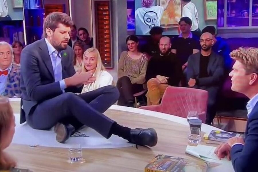 In een Nederlandse talkshow lijmt een praatgast zich plots vast op de tafel,
voor de neus van presentator Beau van Erven Dorens.