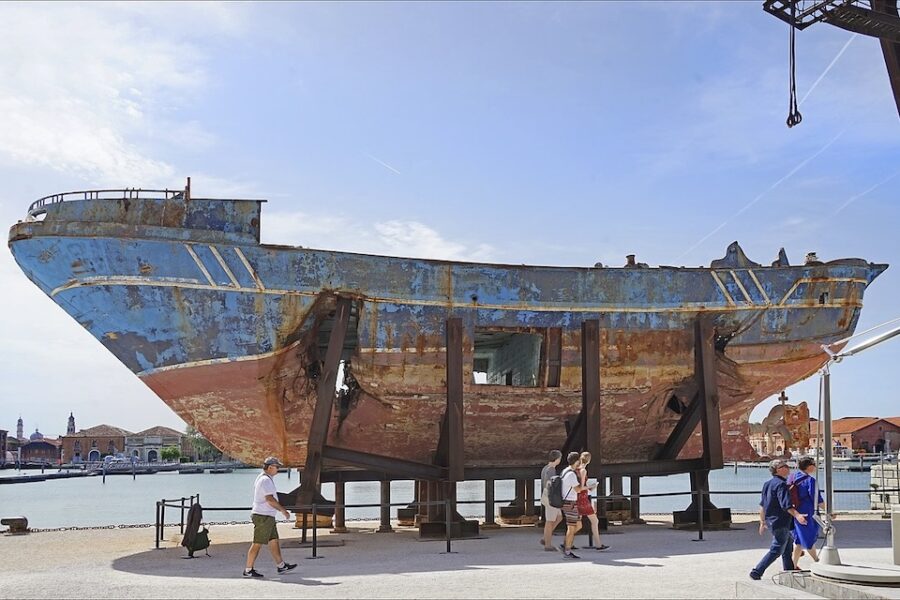 Barca Nostra: een gezonken migrantenboot als kunstwerk in Venetië.