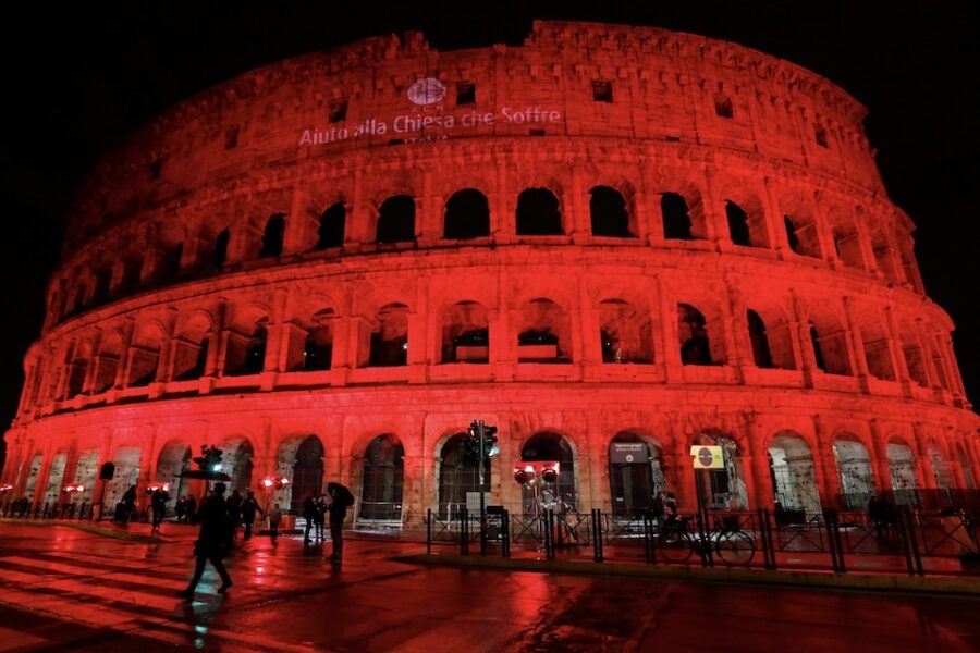 Op Red Wednesday worden iconische gebouwen zoals het Collisseum in Rome rood
verlicht. Maar niet in België…