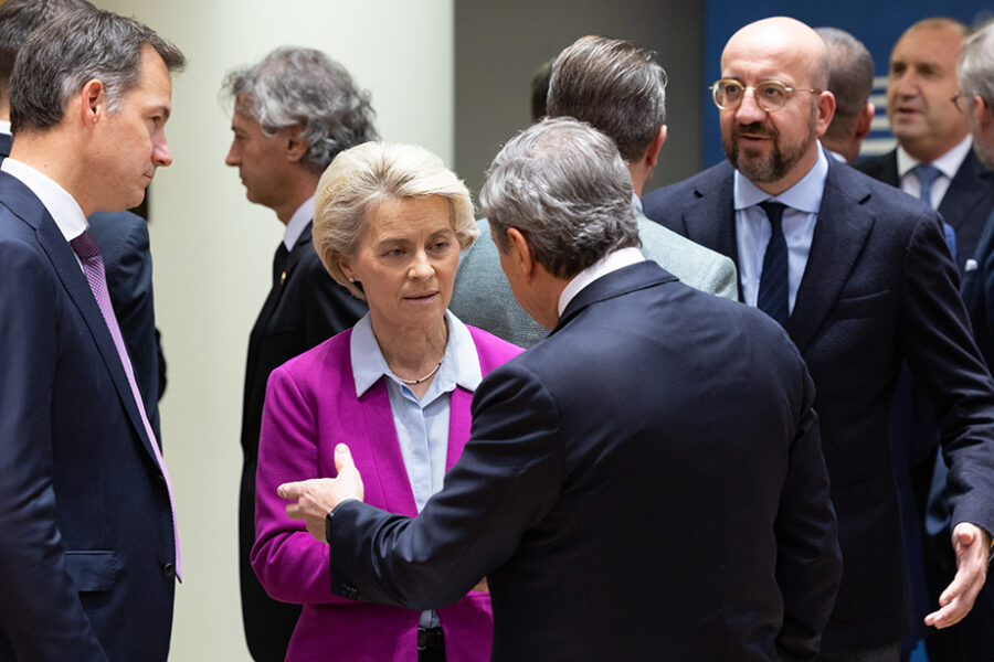 Alexander De Croo in gesprek met commissievoorzitter Ursula Von der Leyen, de
voormalige Italiaanse premier Mario Draghi en Europees president Charles Michel.