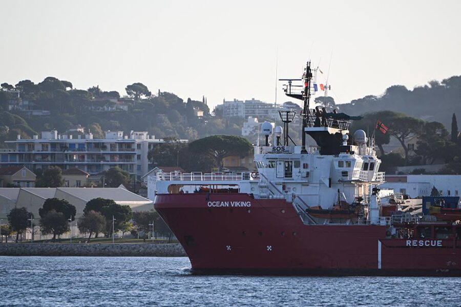 De Ocean viking van ngo SOS Mediterranee komt aan in Toulon.