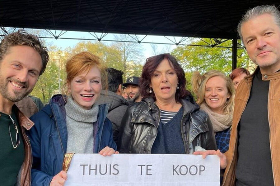 De acteurs van Thuis protesteren tegen de plannen van VRT om de soap over te
hevelen naar productiehuis Eyeworks.