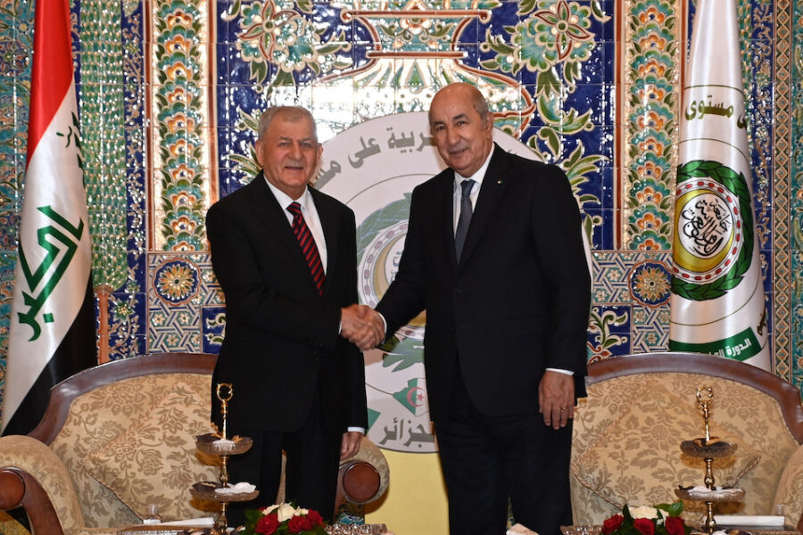 De Algerijnse President Abdelmadjid Tebboune (Links) begroet de Irakese
President Abdul Latif Rashid in Algiers op op de vooravond van de Arabische top.