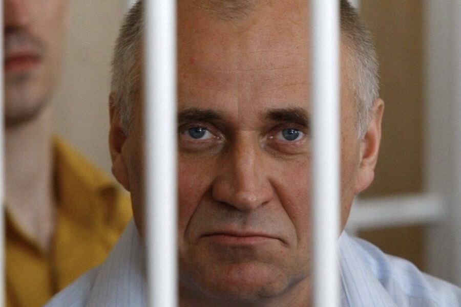 Nikolaj Statkevitsj achter tralies in de rechtbank