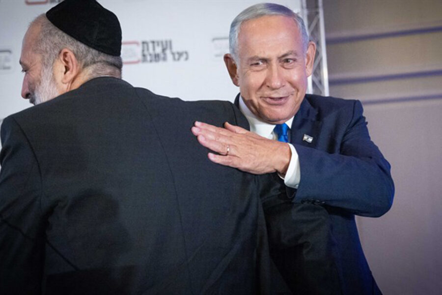 Een triomferende Benjamin Netanyahu (Likoed) en Aryeh Deri (Shas).