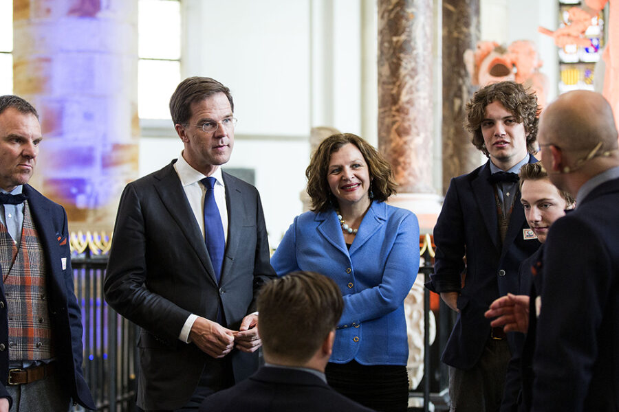 De Nederlandse premier Rutte met partijgenote Edith Schippers.
