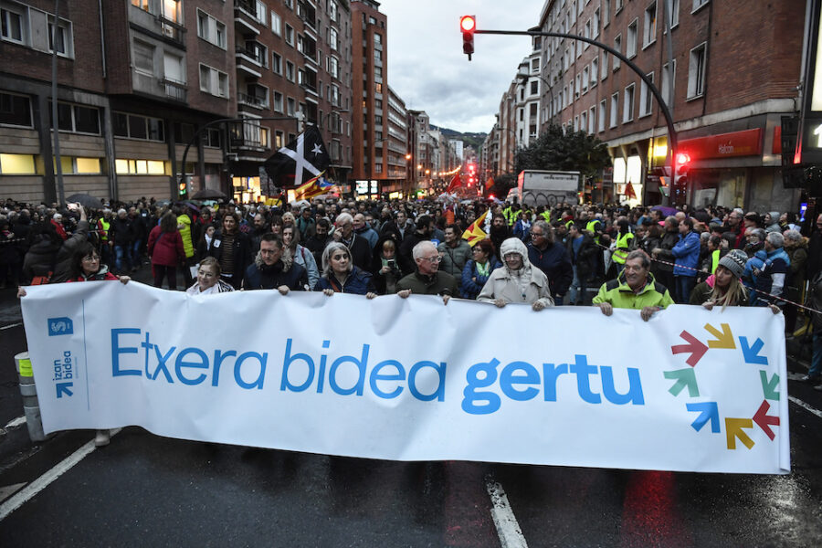 Elke eerste zaterdag van het jaar demonstreren Basken in Bilbao om hun politieke
gevangenen in verre gevangenissen met de slogan: ‘Terugkeer nu’