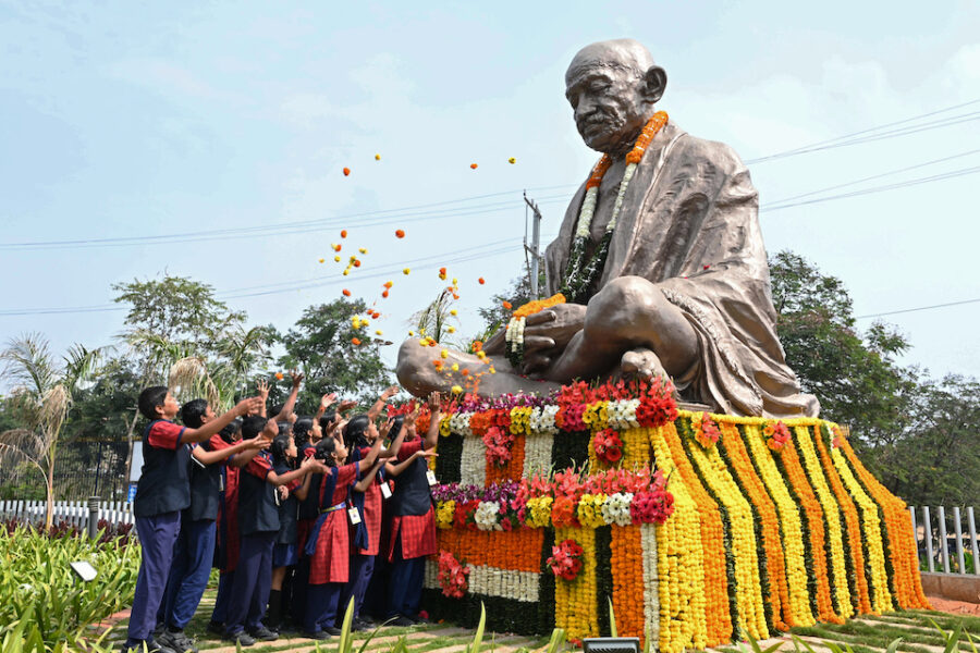 Scholieren gooiden vandaag bloemen naar het standbeeld van Mahatma Gandhi.