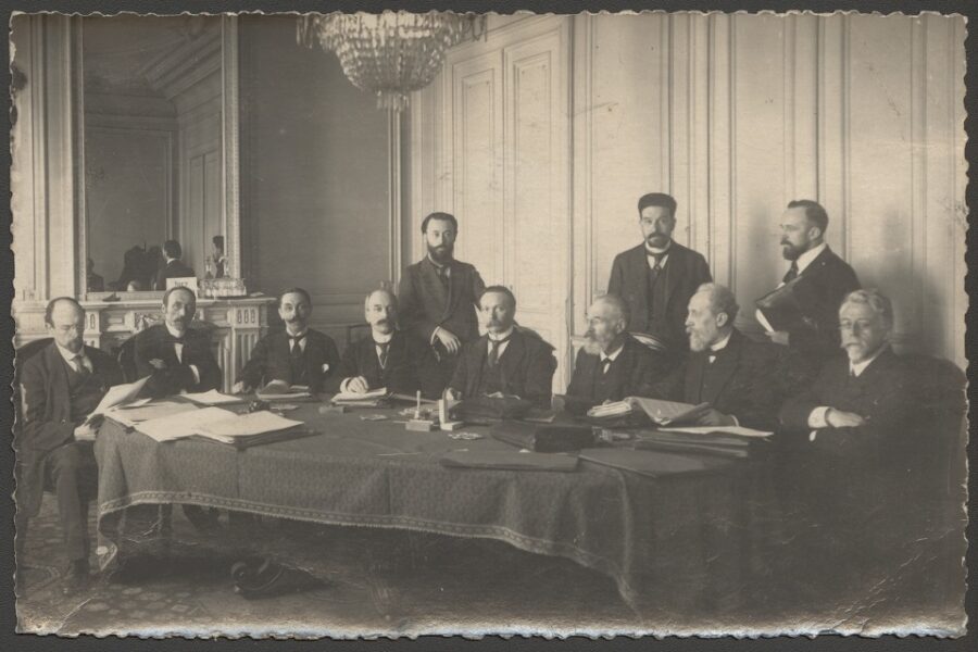 Emiel ver Hees in de Raad van Vlaanderen (derde van rechts)