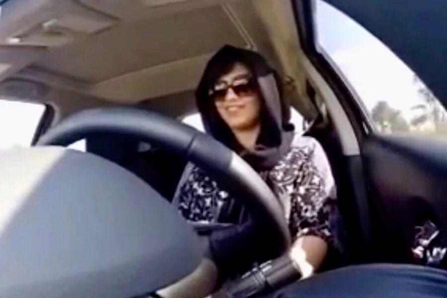 Op 30 november 2014 zette Loujain al-Hathloul dit filmpje op sociale media. Ze
vloog hierom in de gevangenis en werd gefolterd.