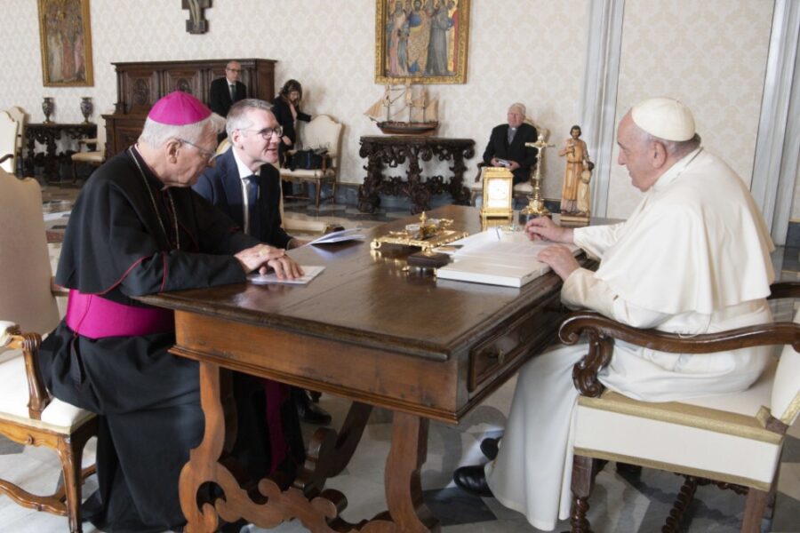 Emmanuel Van Lierde en Bisschop Luc Van Looy bij paus Franciscus ter gelegenheid
van het interview met de paus.
