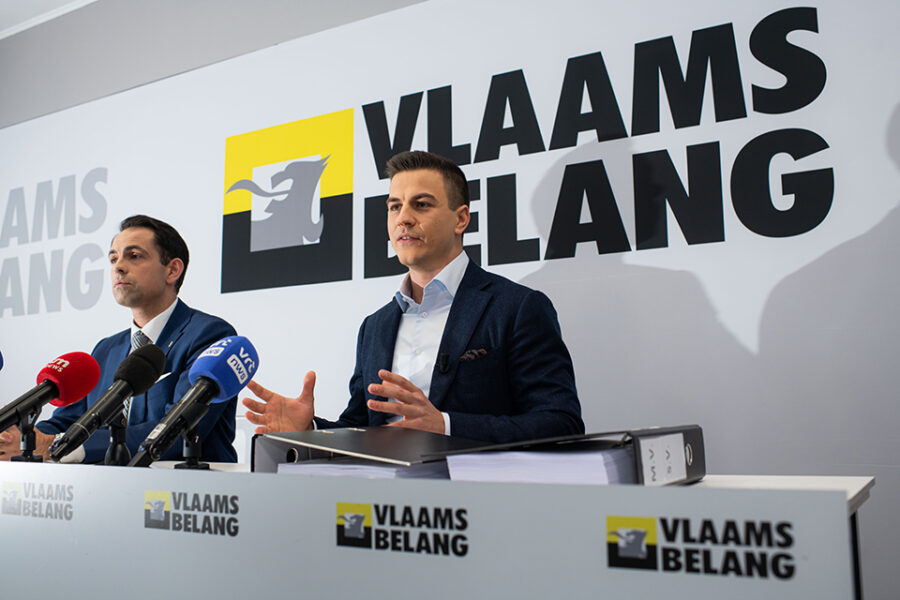 Vlaams Belang-voorzitter Tom Van Grieken en Dries Van Langenhove tijdens de
persconferentie van zaterdag.