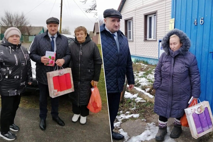 Moeders van gesneuvelde Russische soldaten krijgen een tas met een handdoek en
twee postkaarten.