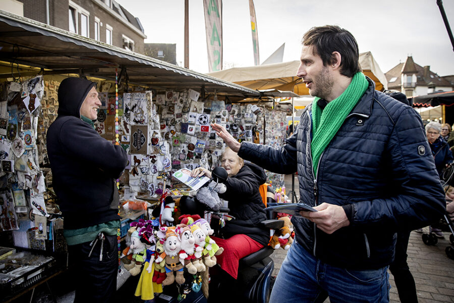 Partijleider van CDA Wopke Hoekstra deelt flyers uit op de markt in Hilversum.