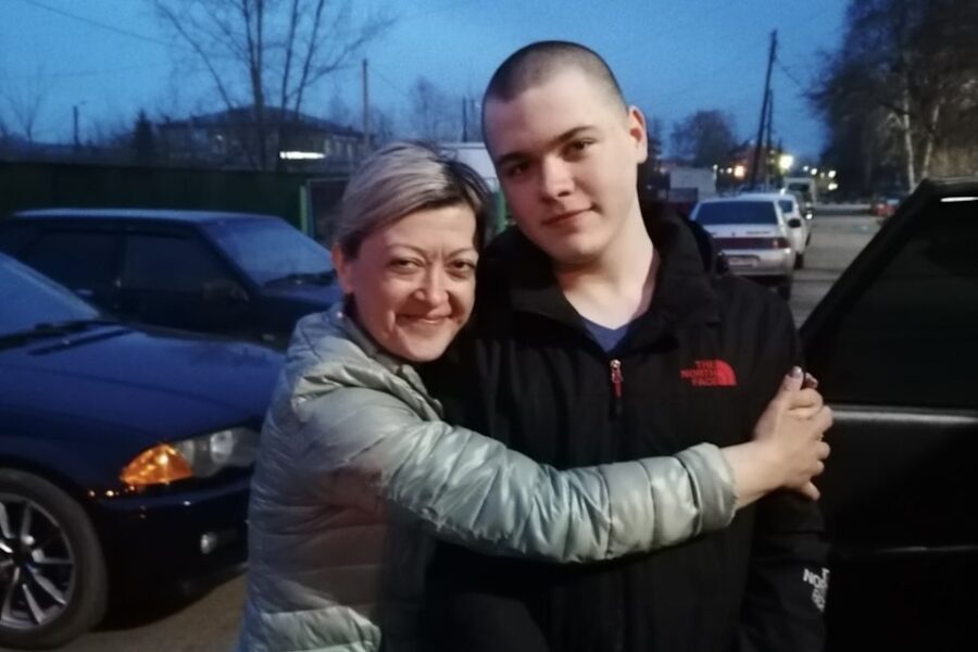 Nikita met zijn moeder na voorwaardeijke vrijlating in mei 2021 tijdens het
onderzoek.