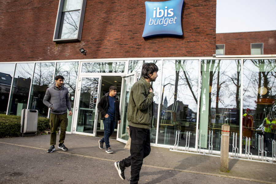 150 krakers en ‘asielzoekers’ plots gedumpt in Ibis hotel Sint-Pieters-Leeuw.