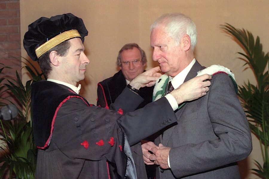 Manu Ruys (1924-2017) ontvangt een eredoctoraat uit handen van KUB-rector Frank
Gotzen (1997)
