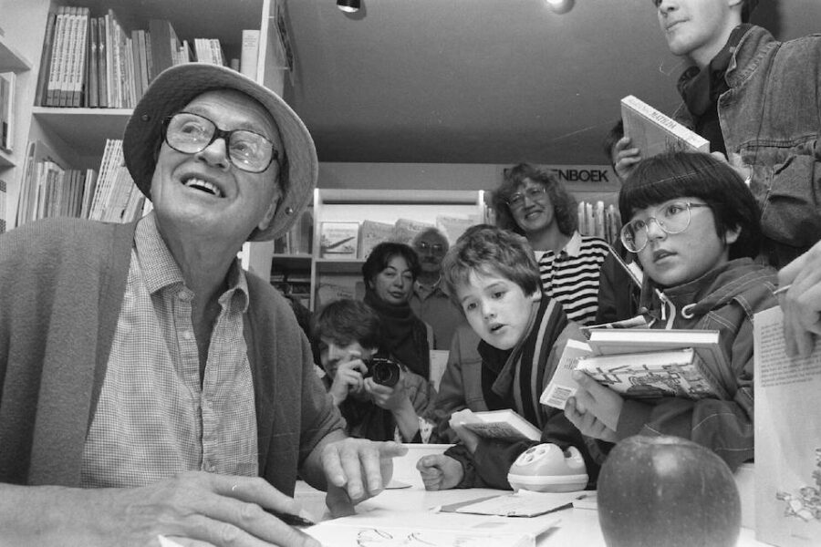 Roald Dahl signeert boeken in Amsterdam in 1988. De kinderen lijken er graag bij
te zijn, ondanks woorden als ‘dik’ of ‘lelijk’ in de boeken.