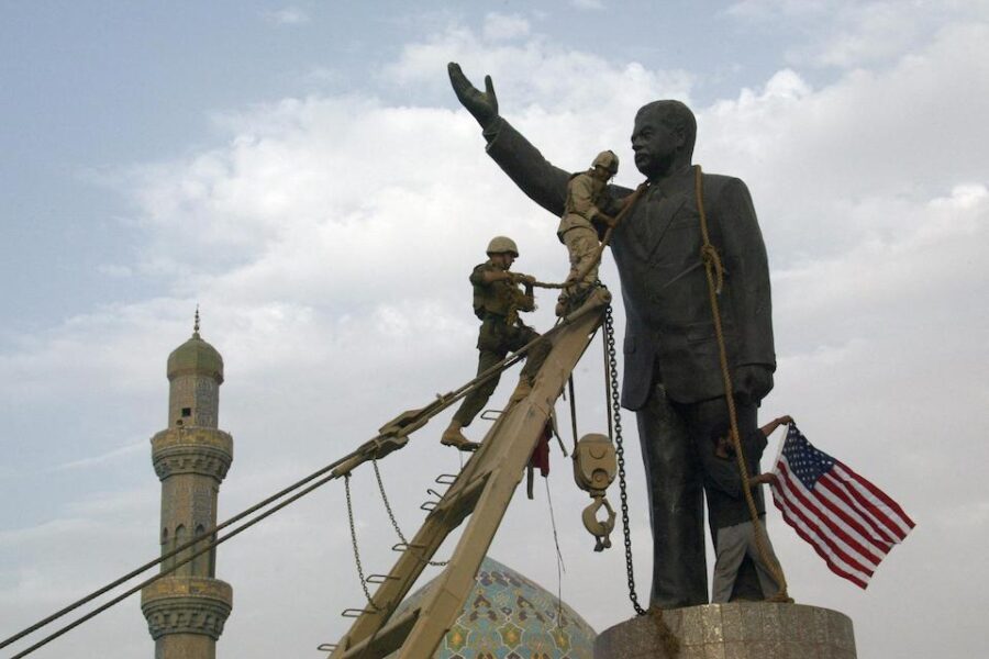 Op 9 april 2003 trokken Amerikaanse soldaten het standbeeld van Saddam Hoessein
in Bagdad van zijn sokkel.