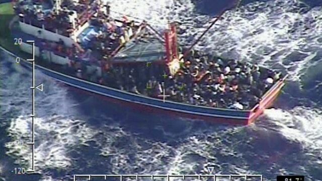 Een vissersboot propvol asielzoekers in de buurt van Cyprus.