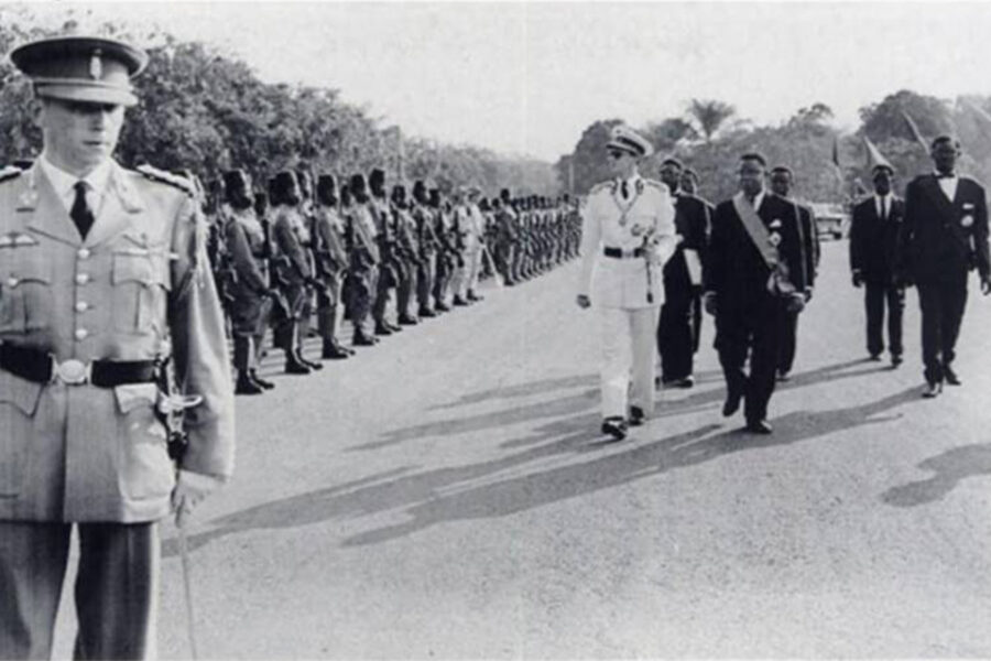 Belgisch Congo, 1960. Koning Boudewijn keurt de Congolese troepenmacht.