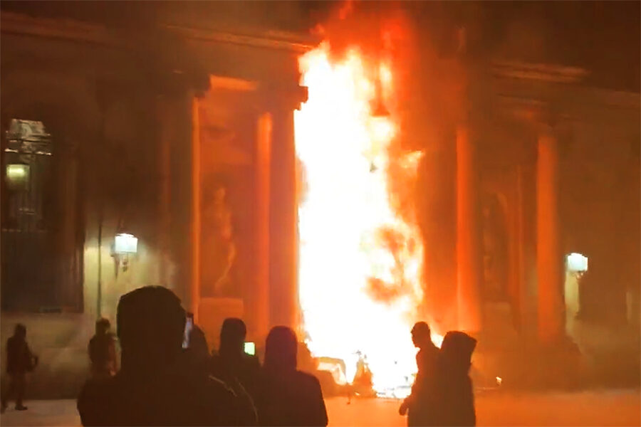 Betogers staken in Bordeaux het stadhuis in brand.