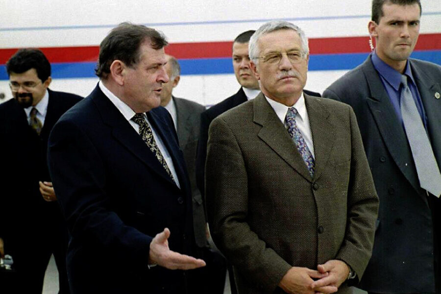 1996. De Slovaakse premier Vladimír Mečiar (links) verwelkomt zijn Tsjechische
tegenhanger Václav Klaus (rechts).