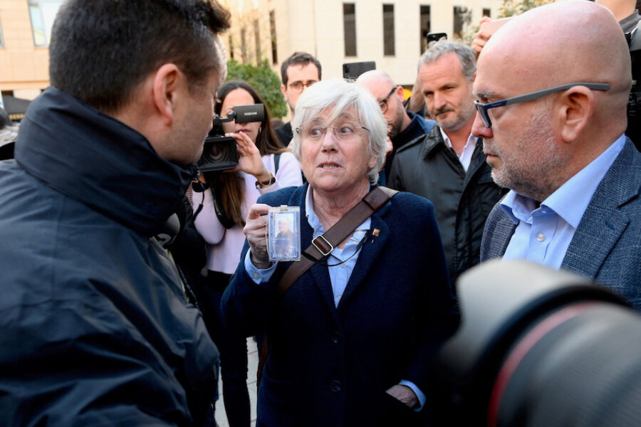 Voormalig minister van Catalonië en Europarlementslid Clara Ponsati toont haar
Europese Parlementsbewijs aan een politieagent, bij haar terugkeer naar Spanje
na vijf jaar ballingschap.