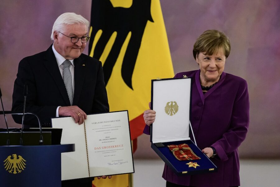 Duitse President Frank-Walter Steinmeier (links) overhandigt de grootste
onderscheiding aan ex bondskanselier Angela Merkel