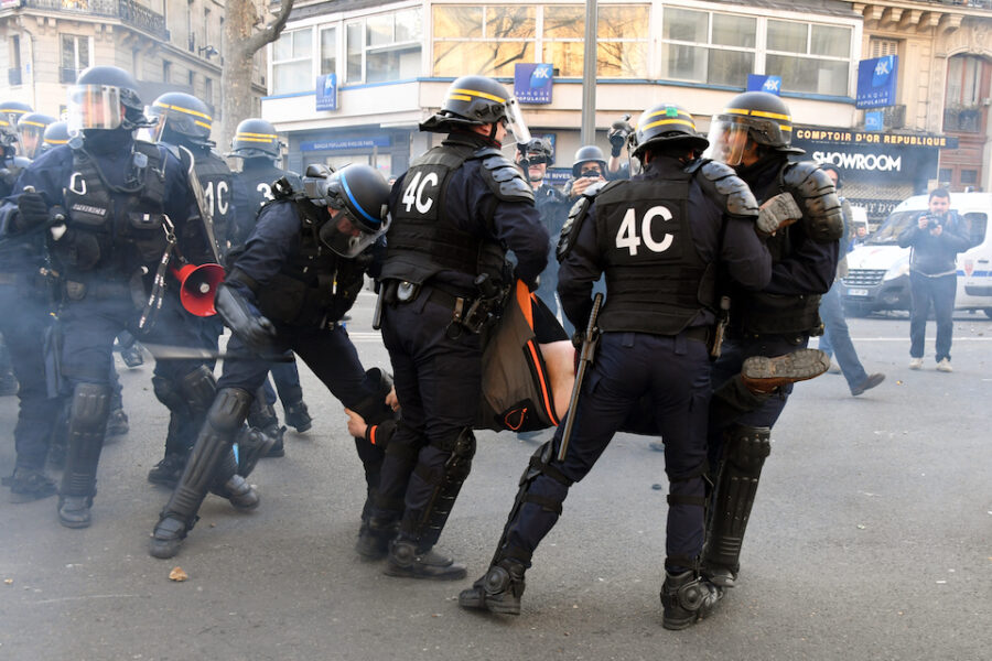Franse oproerpolitie in actie tijdens pensioenprotesten.